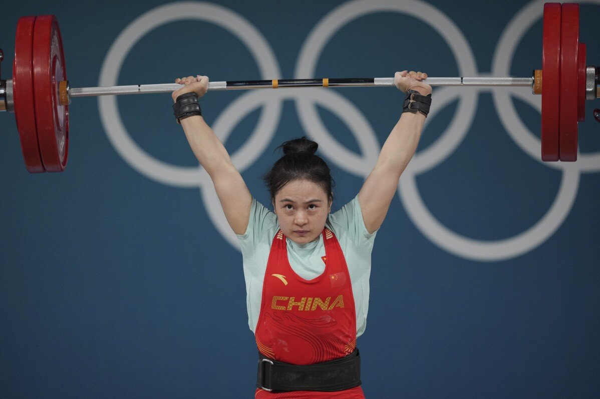 Luo Shifang vence Maude Charron do Canadá enquanto a China mantém a perfeição no levantamento de peso olímpico